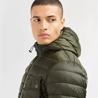 Blouson matelassé léger vert pour homme avec broderie sur le devant, capuche, fermeture éclair et lettres sur la poitrine – Idéal pour l'hiver