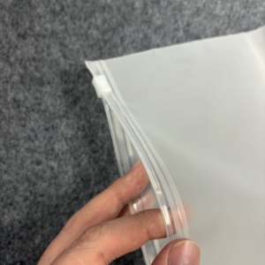 Sacos Plásticos Ziplock Foscos Personalizados com Logotipo para Armazenamento de Cosméticos, Roupas e Camisetas - Embalagens Plásticas com Zíper - Product Image 2