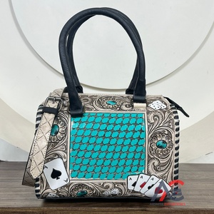 Sac de sport Western Speedy en cuir véritable usiné à la main avec incrustation de turquoise Sculpture florale et conception de cartes Sac à bandoulière pour femmes - Product Image 1