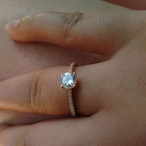 Bague de fiançailles en diamant taille ronde pour femme - Product Image 2
