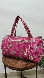 Sac de voyage en coton matelassé imprimé à la main, imprimé floral, ceinture longue détachable, durable, week-end, yoga, luxe, sport, fermeture éclair - Product Image 4