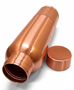 Juego de botellas de cobre de calidad superior Juego de regalo de vasos de cobre puro Ayurvédico para usuarios conscientes de la salud disponible para la venta - Product Image 3