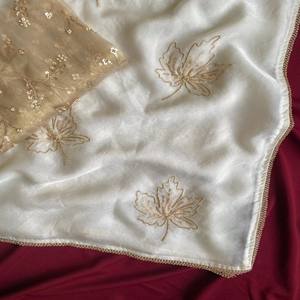 Sari blanc en chinnon pur VASTRA COTTAGE avec broderie de feuilles, bordure en dentelle dorée contrastée et blouse en filet lourd avec sequins et zari - Product Image 3