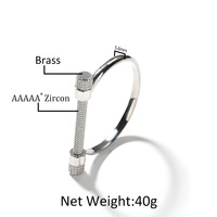Bracelet jonc en forme de D audacieux entièrement serti de zircons cubiques avec motif vis, bijoux unisexes pour les vendeurs en ligne, vente en gros et approvisionnement en vrac