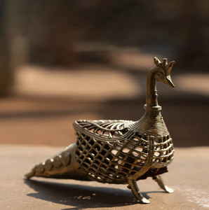 Figura de Guerrero montando un caballo estilizado, una poderosa escultura de arte Dhokra. Disponible a precios mayoristas. - Product Image 3