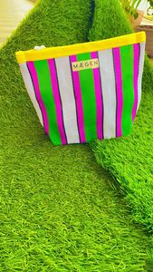 Bolso de viaje de playa a rayas ecológico personalizado cremallera reutilizable con etiqueta de logotipo neceser cosmético de nailon reciclado - Product Image 2