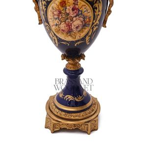 Porcelana azul antigua y centro de mesa de latón con jarrones florales ornamentados hechos a mano decoración de lujo vintage - Product Image 2