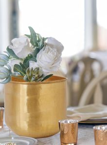 Vase à fleurs en fer martelé de style indien antique, design côtier, luxe, personnalisable, pour la décoration de la maison et les événements - Product Image 2