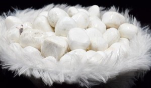 Piedras de cristal de scolecite de alta calidad, artesanías de piedra semipreciosa pulida tallada para Feng Shui, decoración del hogar a mano - Product Image 3