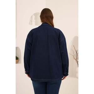 Veste en jean pour femmes grandes tailles avec détail poche, bleu marine - Product Image 6