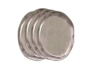 Assiettes de service en fonte d'aluminium argenté au design classique vintage Assiette à salade en étain fini pour mariage élégant en vente - Product Image 1