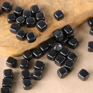 Perle de shungite polie en forme de losange, 0,39 po (10 mm), trou de 0,06 po (1,5 mm) - Product Image 1