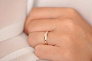 แหวนหมั้นเพชรทรงเหลี่ยมฝังแบบเบเซล ผลิตในห้องปฏิบัติการ ทองคำ 14K สีเหลือง ประดับเพชรเดี่ยว 0.07 กะรัต สำหรับงานแต่งงาน ครบรอบแต่งงาน เครื่องประดับคุณภาพสูง ขายส่ง - Product Image 5