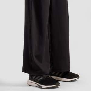 Pantalon large respirant noir taille haute sculptant la silhouette pour l'été - Product Image 5