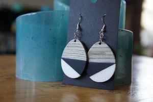 Pendientes Coloridos de Resina y Madera para Joyería Artesanal de Moda, para Fiestas y Atuendos Casuales - Product Image 2