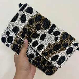 กระเป๋าคลัทช์ลูกปัดทำมือสำหรับผู้หญิง กระเป๋าถือหลากสี กระเป๋าสะพายข้าง แฟชั่นสั่งทำได้ - Product Image 3