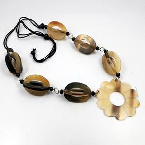 Collar de cuerno de búfalo natural estilo moderno hecho a mano conjunto de regalo personal en forma de trapecio - Product Image 1