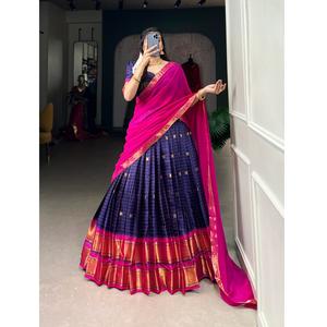 ชุดเลเฮนกาโชลีผ้าไหมคอตตอนสุดหรู ลดราคาพิเศษ พร้อมผ้าเนื้อบางเบาและเสื้อปักลาย สำหรับงานปาร์ตี้ มีจำหน่ายในราคาประหยัด - Product Image 1