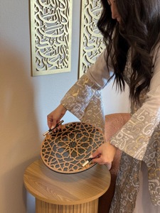 Plateau noir avec design doré et verre au look élégant parfait pour servir la vanité décorative et le présentoir de table festif - Product Image 3