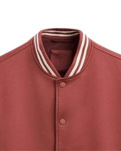 Chaqueta Universitaria para Hombre, Color Granate, Cuerpo de Lana, Mangas de Cuero, Cuello Acanalado con Raya Blanca, Chaqueta Bomber Universitaria - Product Image 4