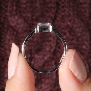 Omkar personalizar joyería 0.32ct radiante bisel ajuste circón anillos Unisex boda platino 925 Plata lujo - Product Image 5