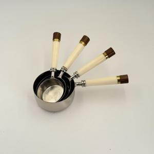 Juego Profesional de Lujo de 4 Piezas de Tazas y Cucharas Medidoras de Acero Inoxidable con Mango de Madera y Resina para Hornear - Product Image 4