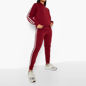 Vente en gros Ensemble survêtement à capuche et à deux rayures pour femme Pull-over personnalisé en coton pour femme Ensemble survêtement confortable - Product Image 5