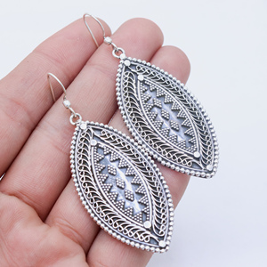 Vente en gros de boucles d'oreilles bohème en argent sterling 925 bijoux en forme de feuille antique de style traditionnel pour femmes - Product Image 5