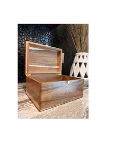 Caja de joyería de madera con detalles elegantes hechos a mano que ofrece un espacio seguro y organizado para accesorios. - Product Image 1