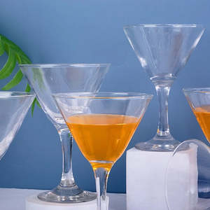 Ensemble de 4 verres à cocktail en cristal de luxe classique, en céramique borosilicate haute qualité, avec logo personnalisé, design créatif pour utilisation avec du lait - Product Image 3