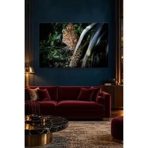 Impression sur toile de Fida, leoparde sortant de feuilles sombres - Product Image 1
