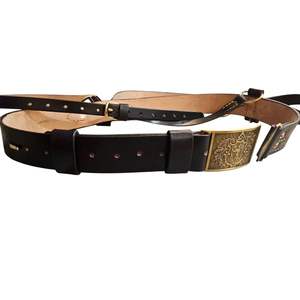 Este es un cinturón Sam Browne británico negro con una correa para el hombro. - Product Image 6