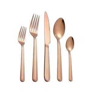 Ensemble de couverts en acier inoxydable de luxe durable avec manche noir mat et tête dorée, poli miroir, réutilisable pour la cuisine et la salle à manger - Product Image 3