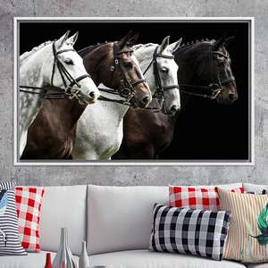 Elegante lienzo de algodón con estampado ecuestre: Caballos blancos y marrones, lienzo con marco blanco - Product Image 1