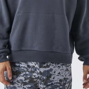 เสื้อฮู้ดผู้ชายแบบสวมหัวสำหรับฤดูหนาว ผ้าฝ้ายและโพลีเอสเตอร์ พิมพ์ลายดิจิทัล ปักโลโก้ได้ ทรงโอเวอร์ไซส์ ไหล่ตก ย้อมสีพื้น - Product Image 3