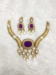 Élégant ensemble collier et boucles d'oreilles en mosénite avec pierre et perle détaillant des bijoux traditionnels en finition or pour mariage et fêtes - Product Image 6