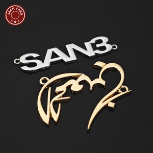 Étiquette métallique personnalisée pour vêtements, sacs, chaussures, hijabs, abayas, foulards, avec logo en relief doré et logo de marque sur mesure - Product Image 4