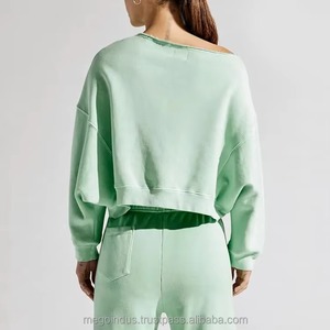 Haut court décontracté à capuche en molleton français polyester/coton respirant et écologique pour femme, coupe oversize et épaules dénudées - Product Image 4