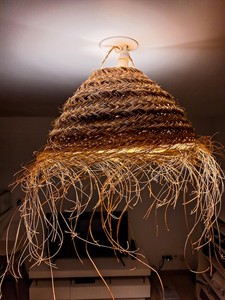 Lampe suspendue artisanale traditionnelle en jonc de mer tressé, doublure en bambou, forme conique naturelle, fabrication artisanale marocaine, décoration d'intérieur - Product Image 1