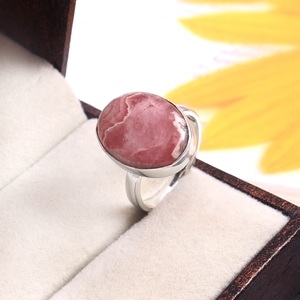Anillo clásico de mujer con piedras preciosas de Rodocrosita ovalada en Ajuste de bisel de plata de ley 925 - Product Image 2