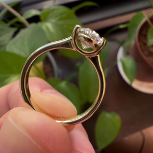 Bague de fiançailles ovale en diamant de laboratoire de 1,50 ct en or jaune, certifiée IGI, couleur D-E-F, clarté VVSVS, sertie clos - Product Image 2