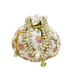 Bolsa Potli bordada India hecha a mano, ideal para regalos de boda, devolución de regalos y celebración de momentos especiales. - Product Image 1