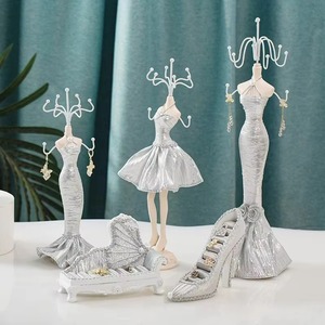 Présentoir à bijoux de style robe rouge avec un design élégant, parfait pour exposer des colliers, des bracelets et des boucles d'oreilles dans la décoration de la maison ou du magasin - Product Image 5