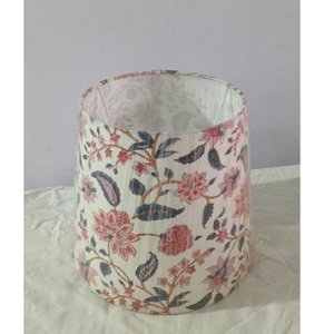 โคมไฟผ้าลินินทำมือพิมพ์ลายดิจิตอลหลากสีสัน ดีไซน์ทันสมัยสำหรับตกแต่งภายใน พร้อมคลิปหนีบรูปผีเสื้อและวงแหวนด้านบน ปกป้องแสงไฟอย่างมีสไตล์ - Product Image 1