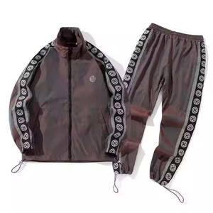 Chándal personalizado de alta calidad para hombres y mujeres, nuevo diseño, técnicas bordadas, impresión Digital de algodón 100% para la temporada de otoño - Product Image 1