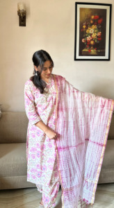 Elegante Conjunto de Kurta de Algodón Estilo Mughal Indio para Mujer, Traje Casual Blanco y Rosa para Fiesta con Choli Recto - Product Image 2