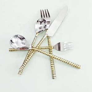 Ensemble de couverts en acier inoxydable plaqué or avec un design élégant, parfait pour les repas et les occasions spéciales. - Product Image 3