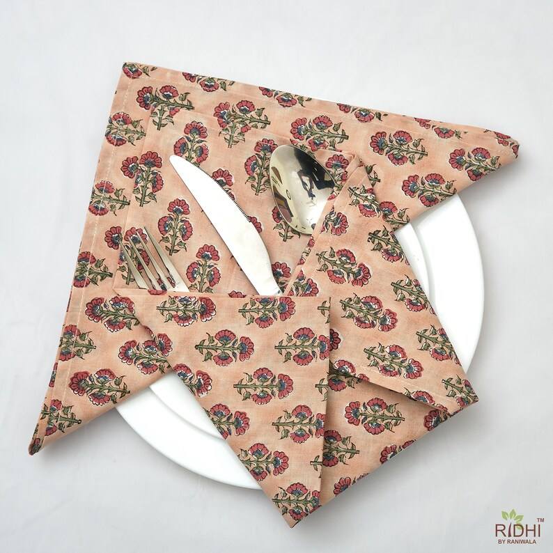 สีชมพูแซลมอนและสีแดงไวน์เข้ม