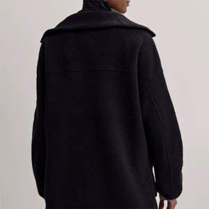 Veste Sherpa noire surdimensionnée à la mode avec poches zippées polaire douce et chaude pour temps froid - Product Image 5