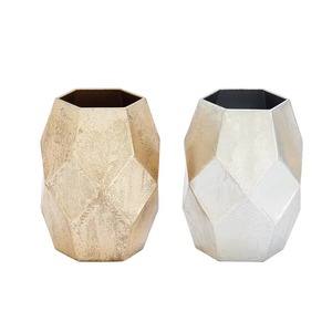 Jarrón de metal en forma de cristal elegante Acabado dorado Ideal para interiores modernos y exhibiciones de flores decorativas hechas a mano de La India - Product Image 1